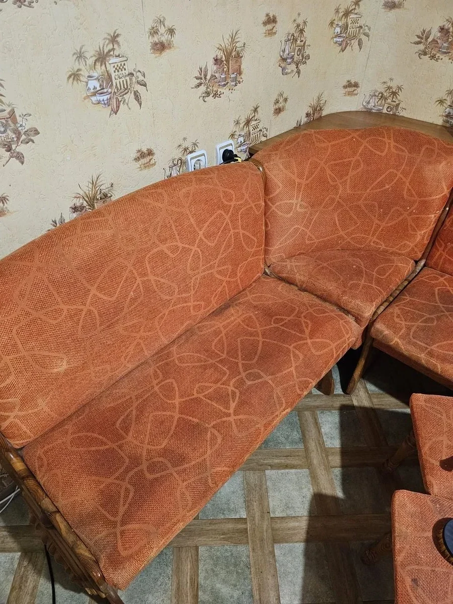 Плетёный диван с деревянным каркасом после химчистки